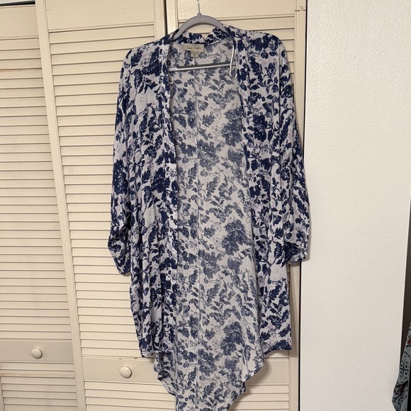 Charlie Paige Blue and White Floral Top - Picture 1 of 2
